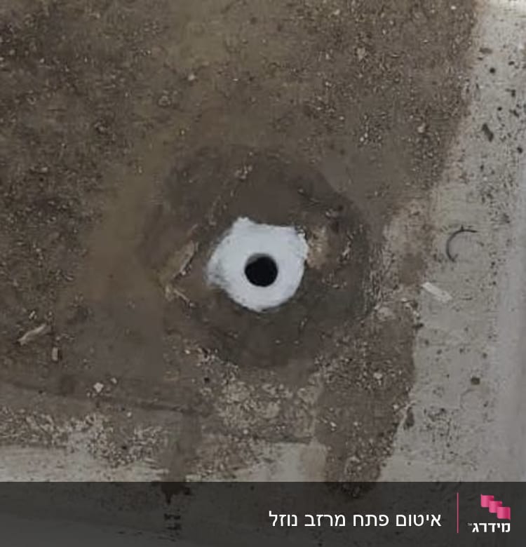 חור אטום עם חומר לבן על משטח בטון